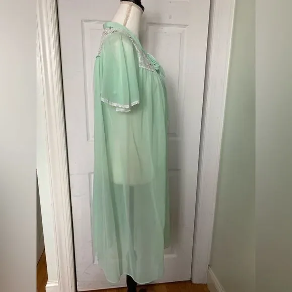 1960s Mint Vanilla Colored Floral Lace Night Gown / Robe - Picture 3 of 9